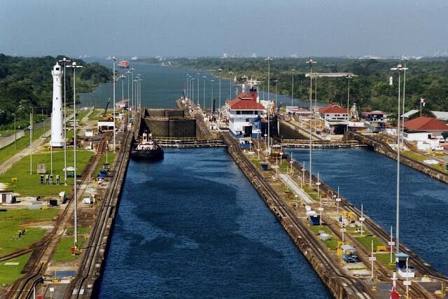 1280px Panama Canal Gatun Locks min 1