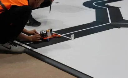 Robot pistte ve başında bir insan var